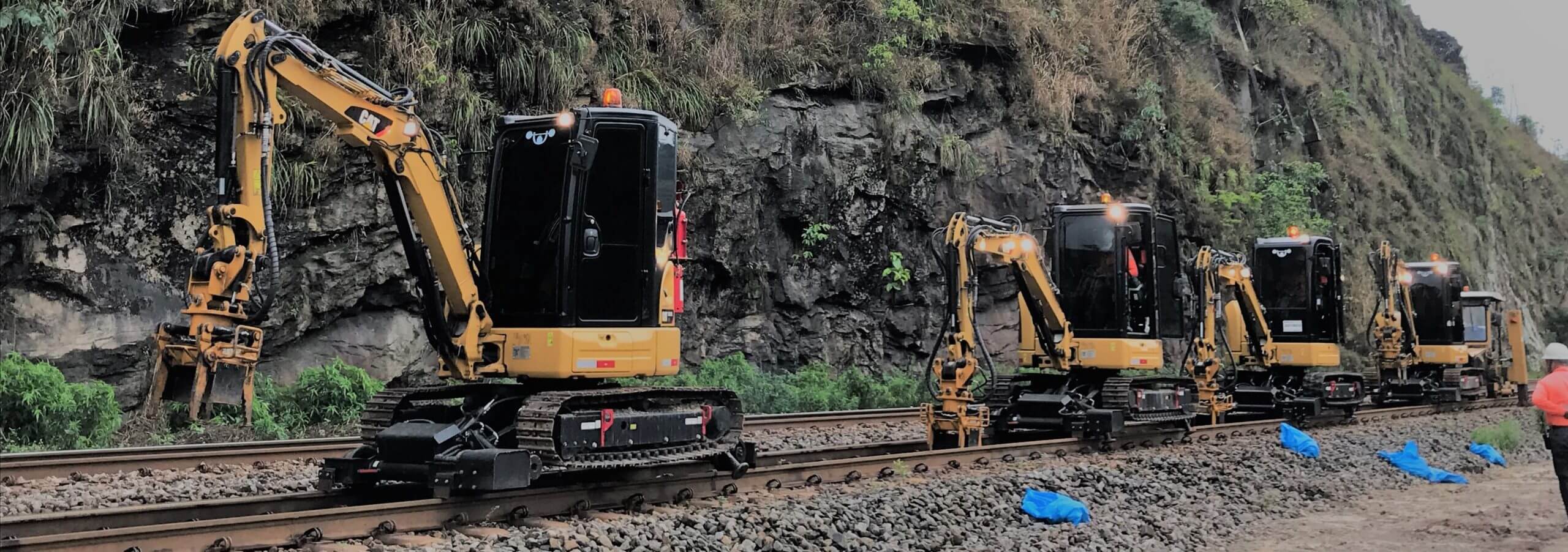 Miniescavadeira rodoferrovi&aacute;ria
